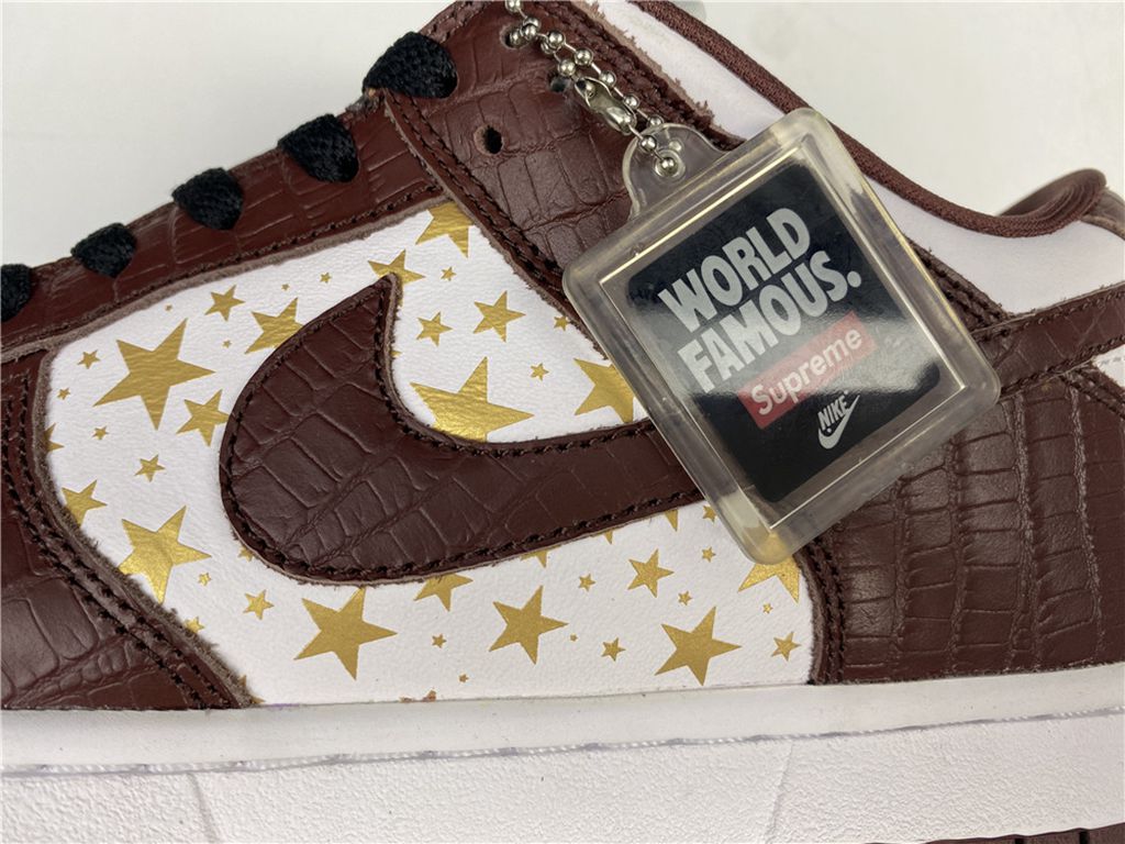 Svp*me x Nike SB Dunk Low DH3228-103